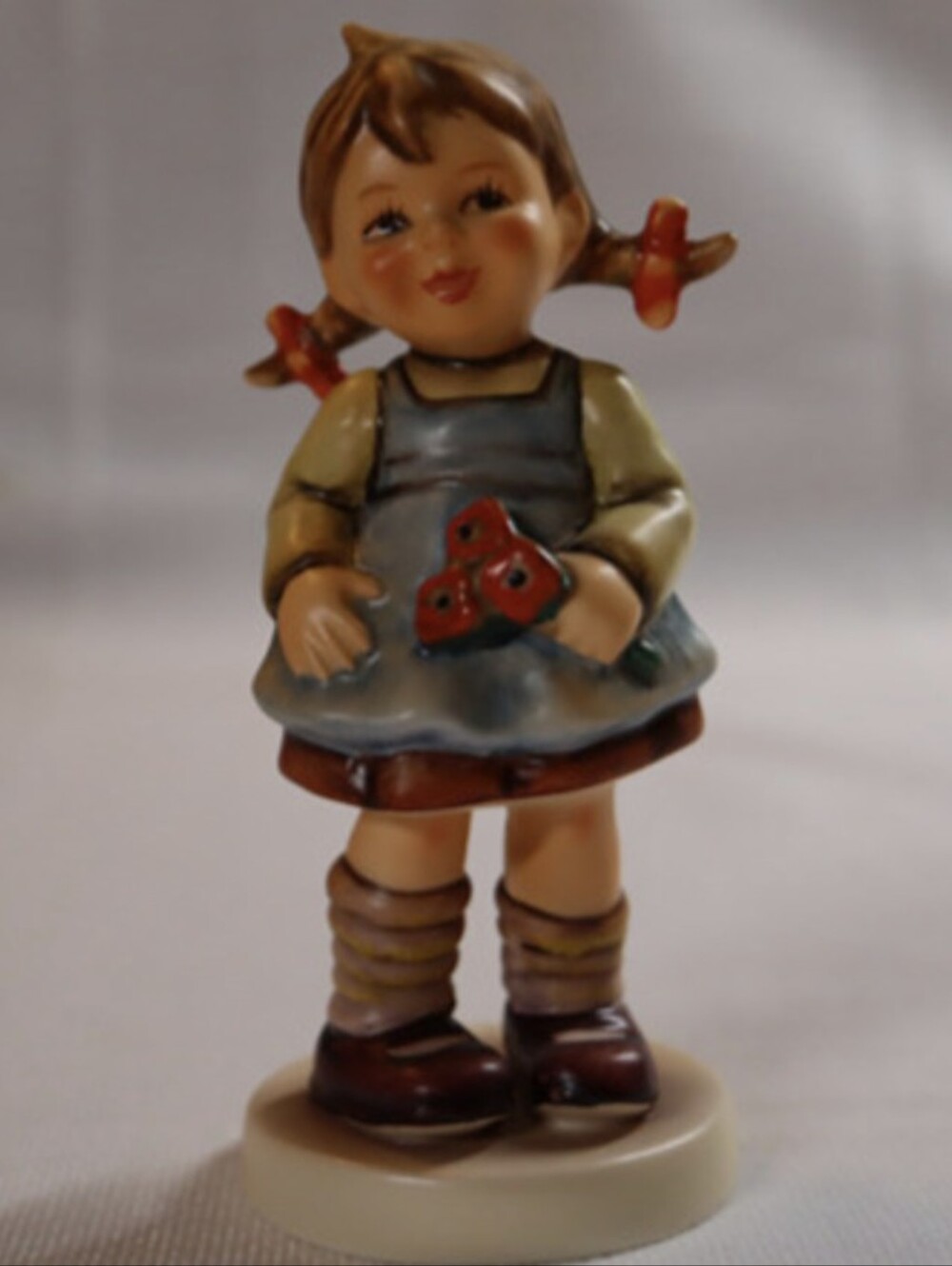 Vintage Goebel Hummel Club Exclusive “Flower Girl” 4 ½” Figurine #212 w/Box